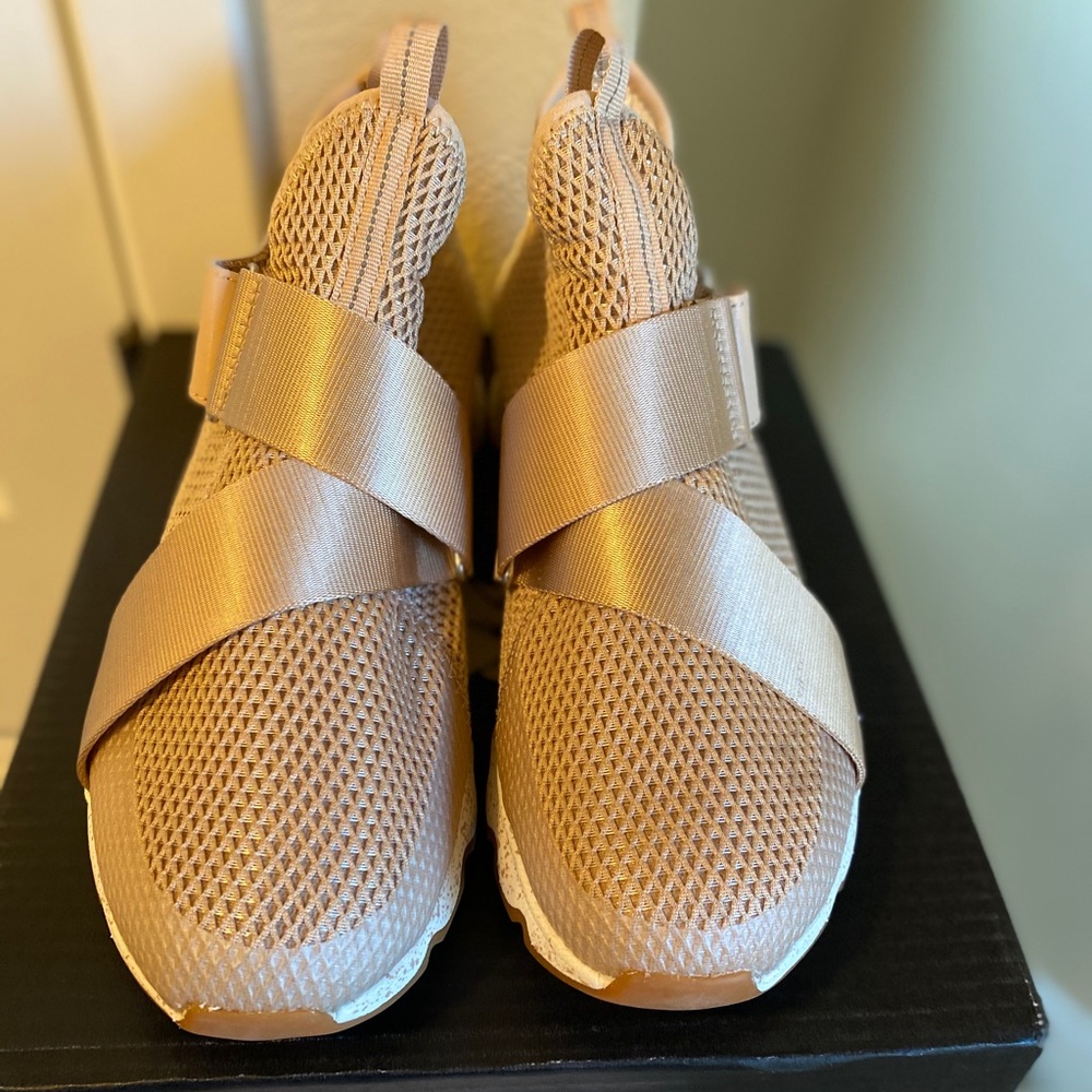 New in box Sorel Kinetic Sneak in Natural